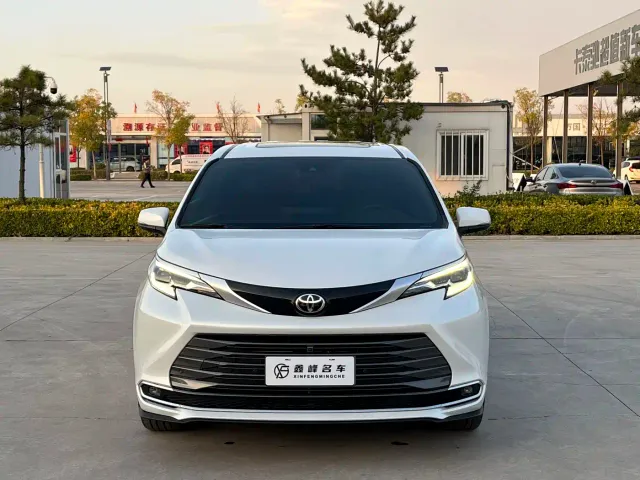 Toyota Sienna — Фото автомобиля 2