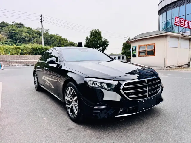 Mercedes-Benz E-Class — Фото автомобиля 3