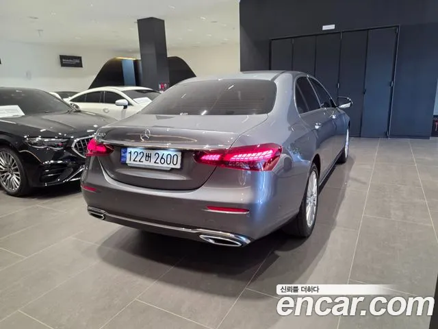 Mercedes-Benz E-Class — Фото автомобиля 2