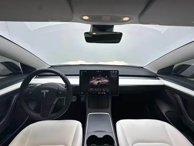 Tesla Model 3 — Фото автомобиля 4