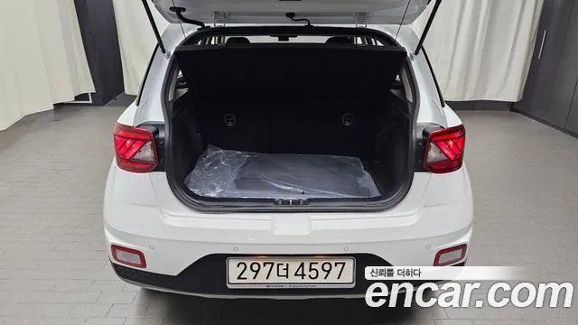 Hyundai Venue — Фото автомобиля 21