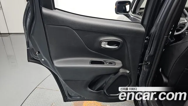 Jeep Renegade — Фото автомобиля 21