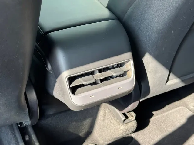 Tesla Model Y — Фото автомобиля 12