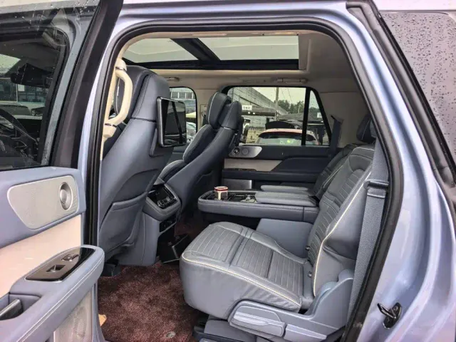 Lincoln Navigator — Фото автомобиля 12