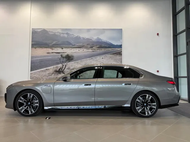 BMW i7 — Фото автомобиля 2