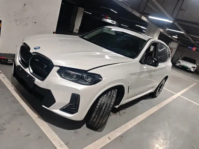 Фотография автомобиля — BMW iX3