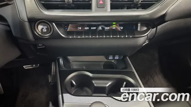 Lexus UX UX300h — Фото автомобиля 10
