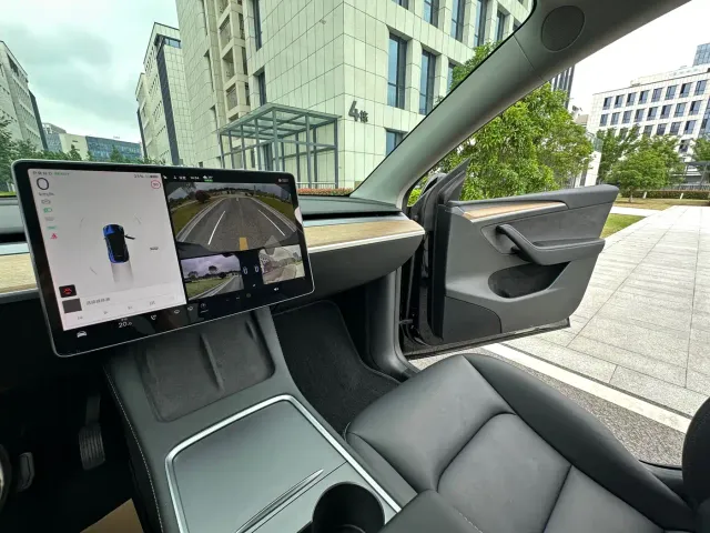 Tesla Model Y — Фото автомобиля 20