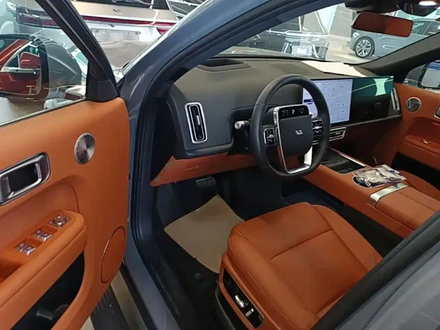 Li Auto L8 — Фото автомобиля 15