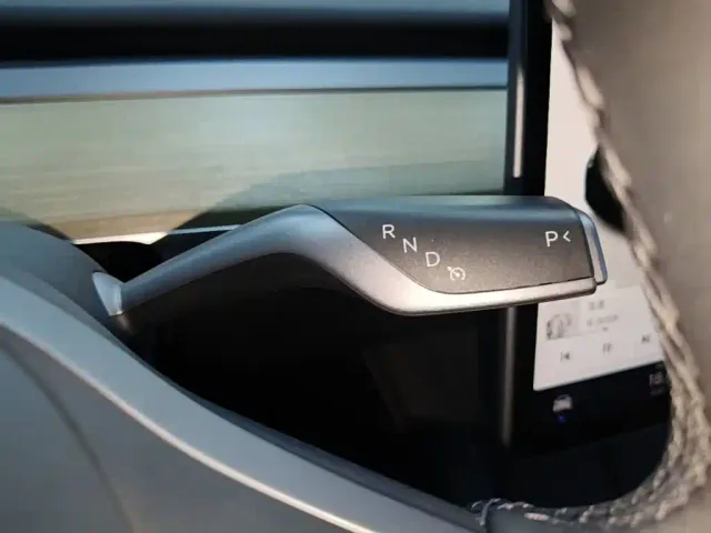 Tesla Model Y — Фото автомобиля 9