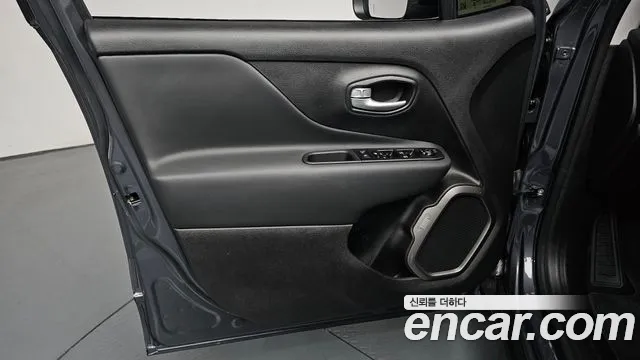 Jeep Renegade — Фото автомобиля 18