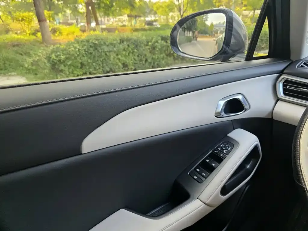 BYD Yuan UP 2024 401KM Leading Edition — Фото автомобиля 17