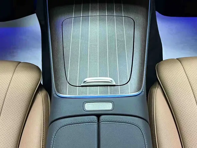 Mercedes-Benz E-Class — Фото автомобиля 21