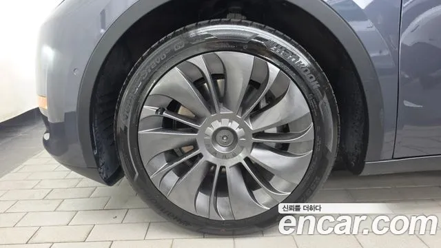 Tesla Model Y — Фото автомобиля 3