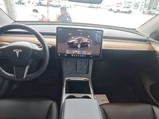 Tesla Model Y — Фото автомобиля 12