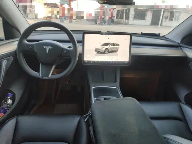Tesla Model Y — Фото автомобиля 5