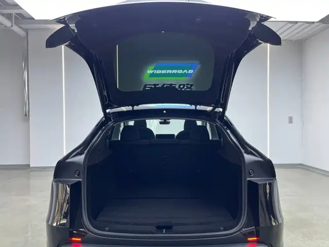 Tesla Model Y — Фото автомобиля 9