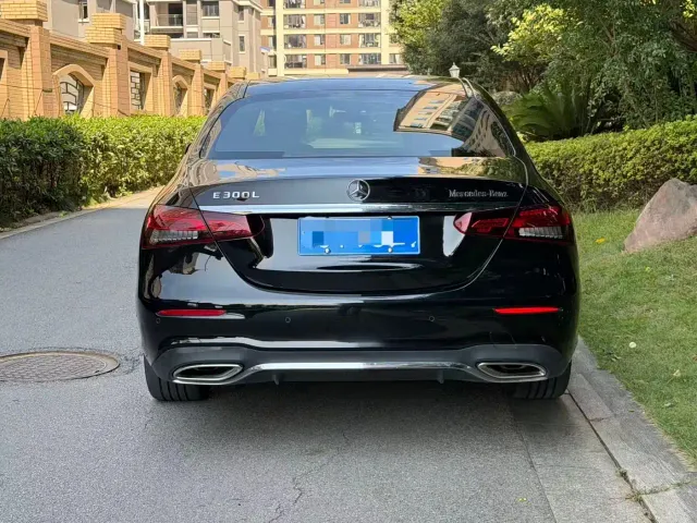 Mercedes-Benz E-Class — Фото автомобиля 4