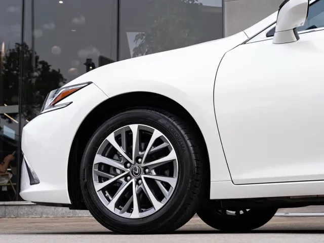 Lexus ES — Фото автомобиля 5