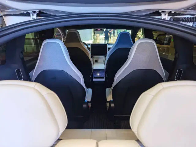 Tesla Model Y L — Фото автомобиля 14