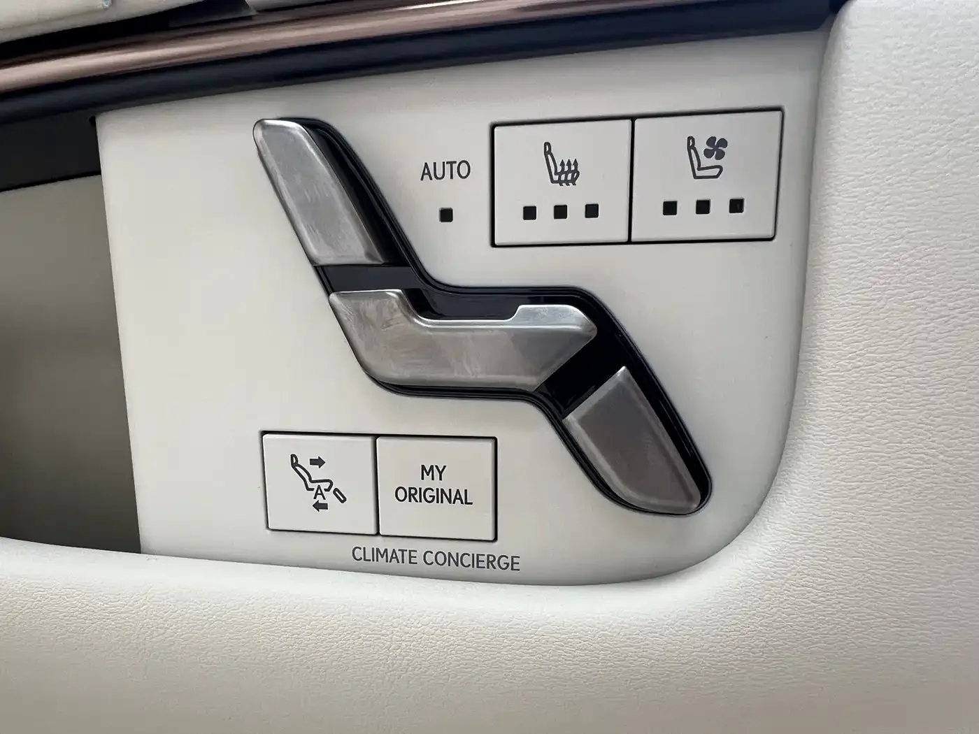 Lexus Lexus LM 2023 500h 6-Seater Prestige Edition — Фото автомобиля 22