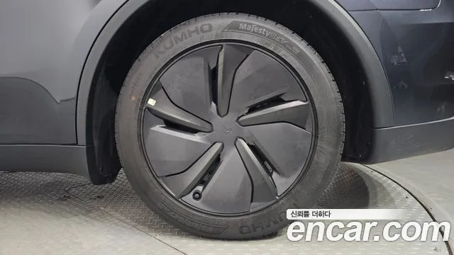 Tesla Model Y — Фото автомобиля 6