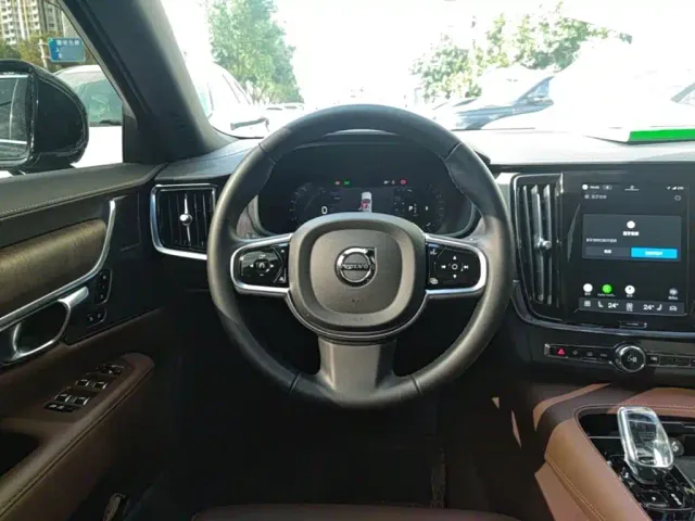 Volvo S90 — Фото автомобиля 10