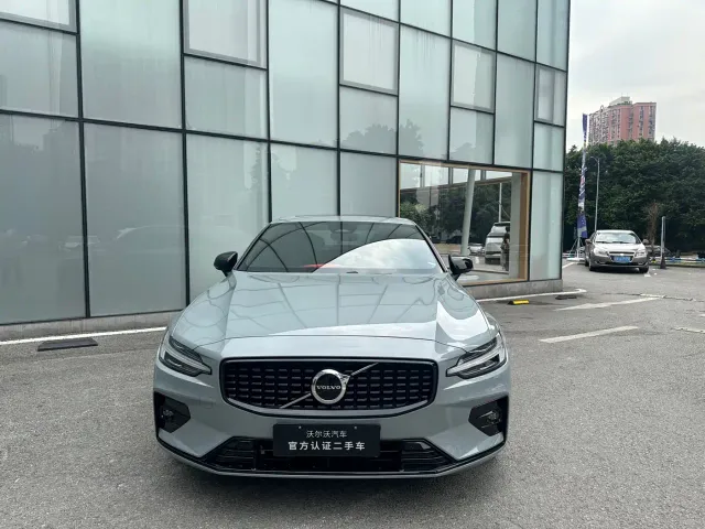 Volvo S60 — Фото автомобиля 2