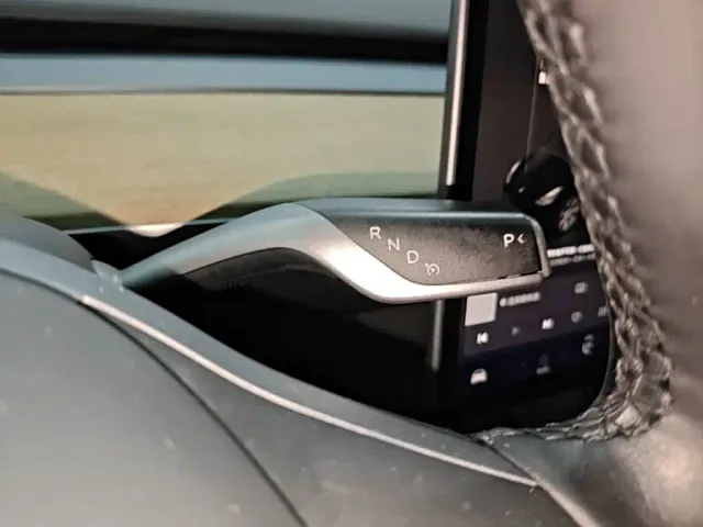 Tesla Model Y — Фото автомобиля 13