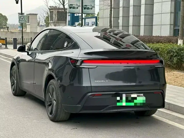 Tesla Model Y — Фото автомобиля 5