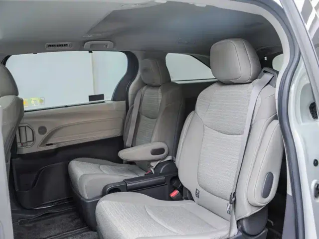 Toyota Sienna — Фото автомобиля 13