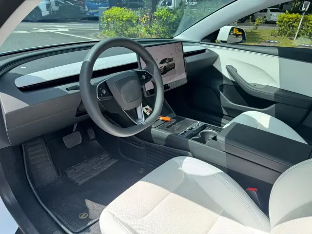 Tesla Model 3 — Фото автомобиля 7