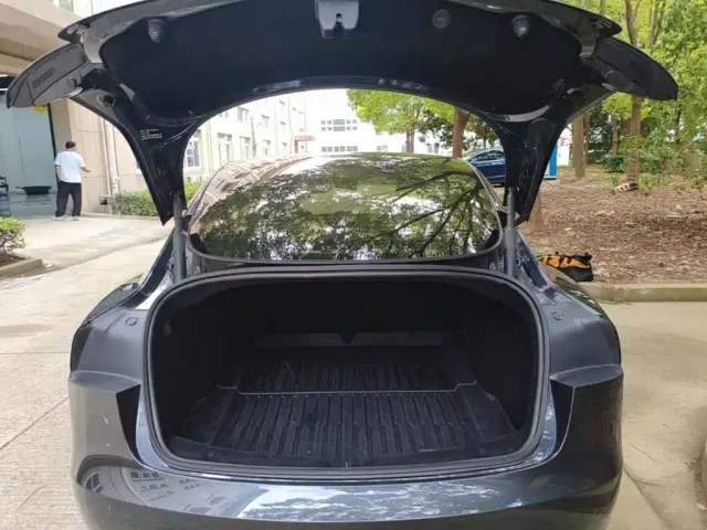 Tesla Model 3 — Фото автомобиля 14