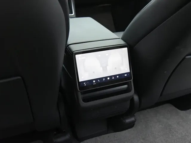 Tesla Model Y L — Фото автомобиля 7