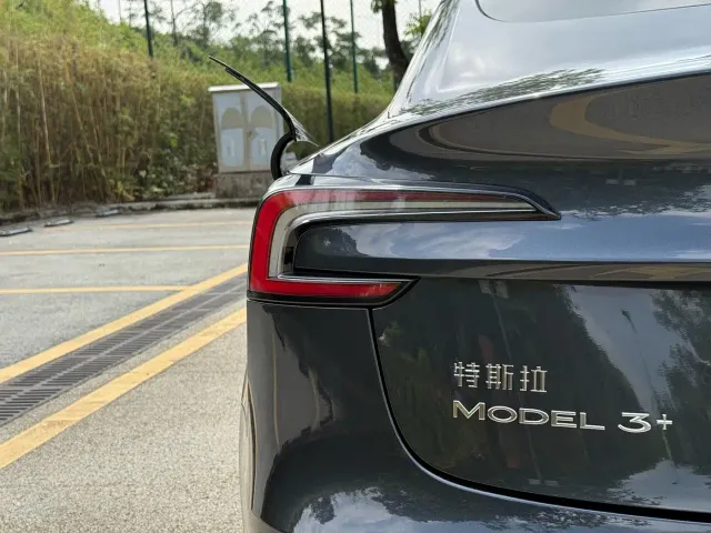 Tesla Model 3 — Фото автомобиля 13