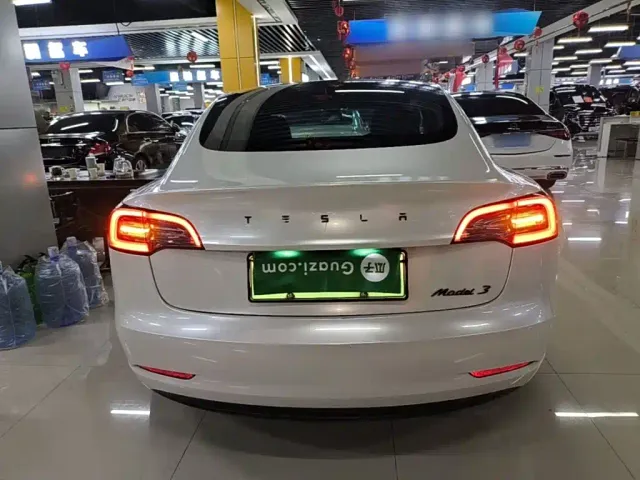 Tesla Model 3 — Фото автомобиля 5