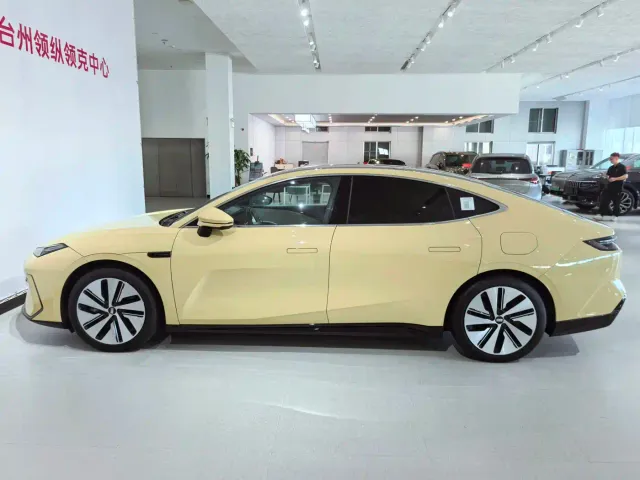 Geely Galaxy E8 — Фото автомобиля 24
