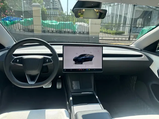 Tesla Model 3 — Фото автомобиля 8