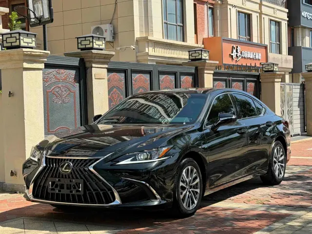 Фотография автомобиля — Lexus ES