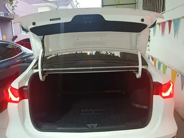 Roewe i5 — Фото автомобиля 18