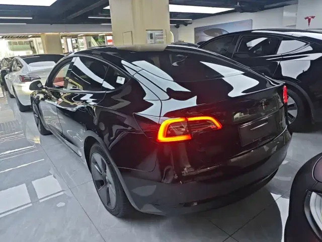 Tesla Model 3 — Фото автомобиля 4