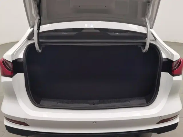 Roewe i5 — Фото автомобиля 16
