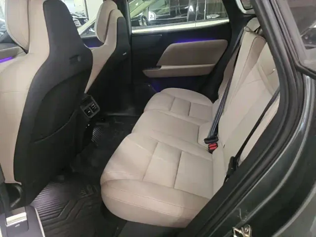 Volvo XC70 Plug-in Hybrid — Фото автомобиля 16