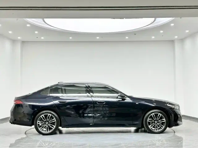 BMW 5 Series — Фото автомобиля 5