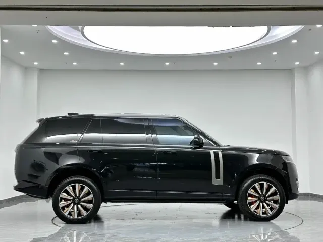 Land Rover Range Rover 2025 3.0 L6 400PS Flourishing Era Extended Wheelbase — Фото автомобиля 4
