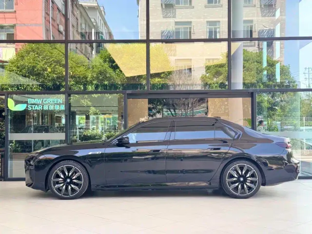 BMW i7 M70L — Фото автомобиля 3