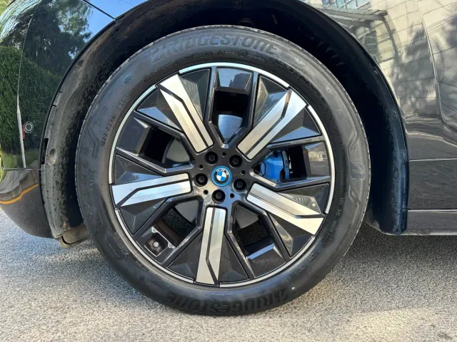 BMW iX — Фото автомобиля 19