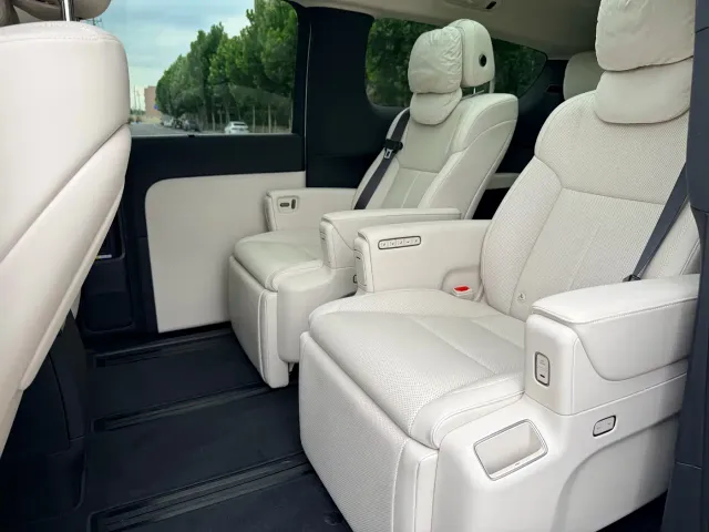 Li Auto MEGA — Фото автомобиля 6