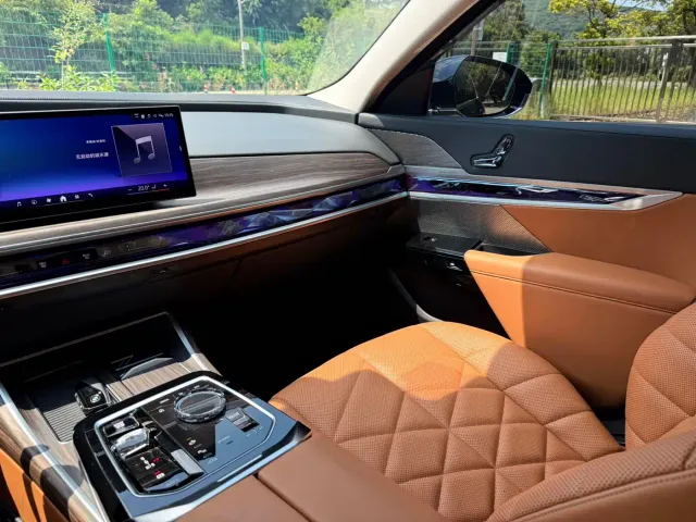 BMW 7 Series — Фото автомобиля 11