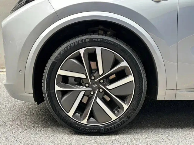 Li Auto L8 — Фото автомобиля 6